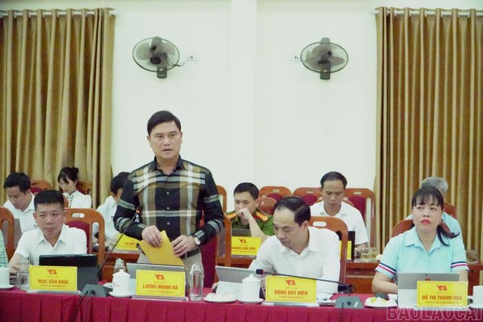 Lãnh đạo phường Nghĩa Lộ phát biểu.