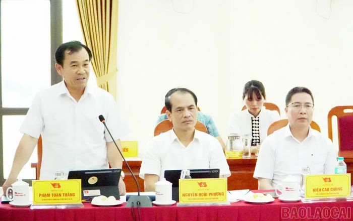 Đồng chí Phạm Toàn Thắng - Ủy viên Ban Thường vụ, Trưởng Ban Tổ chức Tỉnh ủy Lào Cai phát biểu trao đổi tại buổi làm việc.