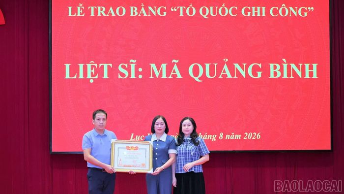 Lãnh đạo UBND xã Lục Yên trao Bằng "Tổ quốc ghi công" cho thân nhân liệt sĩ Mã Quảng Bình.