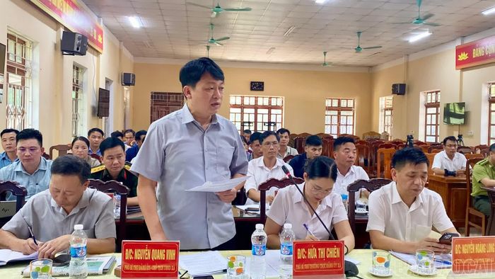 Đồng chí Nguyễn Quang Vinh - Phó Bí thư Đảng ủy, Chủ tịch UBND xã phát biểu báo cáo tại buổi làm việc.