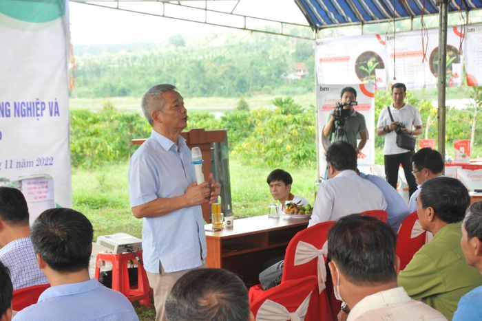 Tiến sĩ Phạm Tuấn Anh, Chuyên gia nông nghiệp, trao đổi với nông dân xã Nâm Nung về thu gom, xử lý rác thải nông nghiệp trong sản xuất cà phê