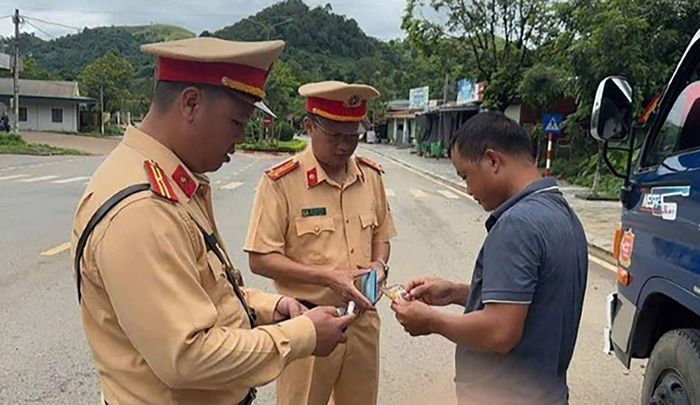 Cảnh sát Giao thông tỉnh Lâm Đồng kiểm soát hoạt động kinh doanh vận tải. Ảnh Lê Tiến