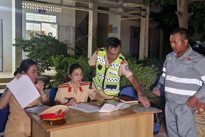 Lực lượng chức năng kiểm tra phương tiện tại doanh nghiệp trên địa bàn xã Đơn Dương. Ảnh: Lê Tiến