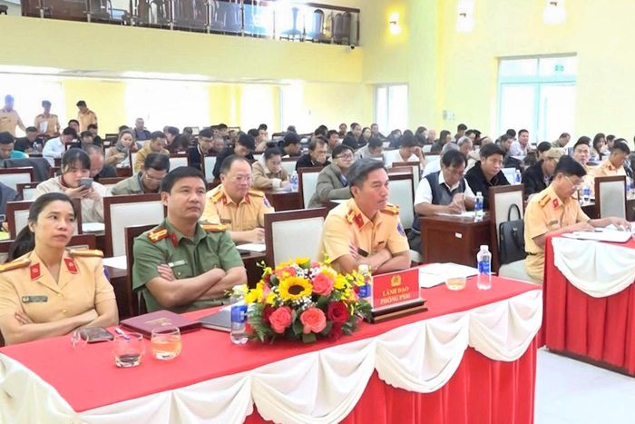 Lực lượng chức năng kiểm tra phương tiện tại doanh nghiệp trên địa bàn xã Đơn Dương. Ảnh: Lê Tiến