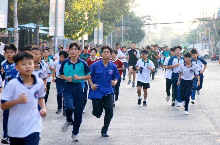 Những bước chạy khỏe khoắn của học sinh và Nhân dân trong lễ phát động Ngày chạy Olympic vì sức khỏe toàn dân
