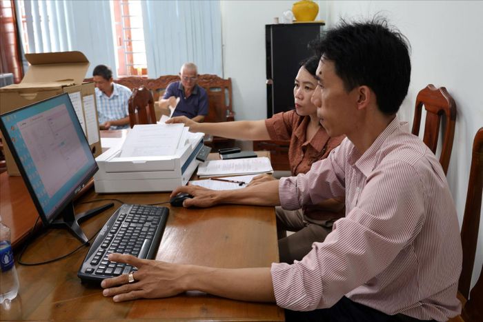 Các tổ công tác xã Cát Tiên đang khẩn trương thực hiện số hóa hồ sơ đảng viên theo kế hoạch đề ra