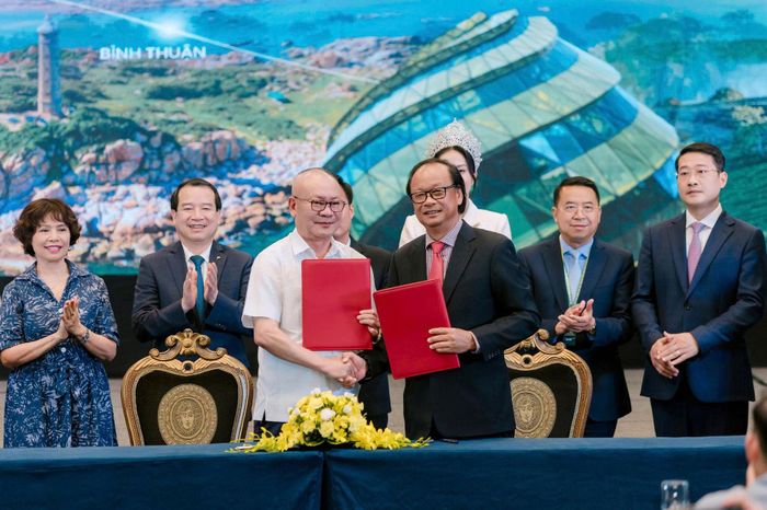 Hiệp hội Du lịch Lâm Đồng và Hà Nội ký kết hợp tác. Ảnh: Nguyên Vũ