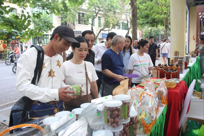 Nông sản Lâm Đồng được giới thiệu đến thị trường Hà Nội. Ảnh: Quỳnh Uyển
