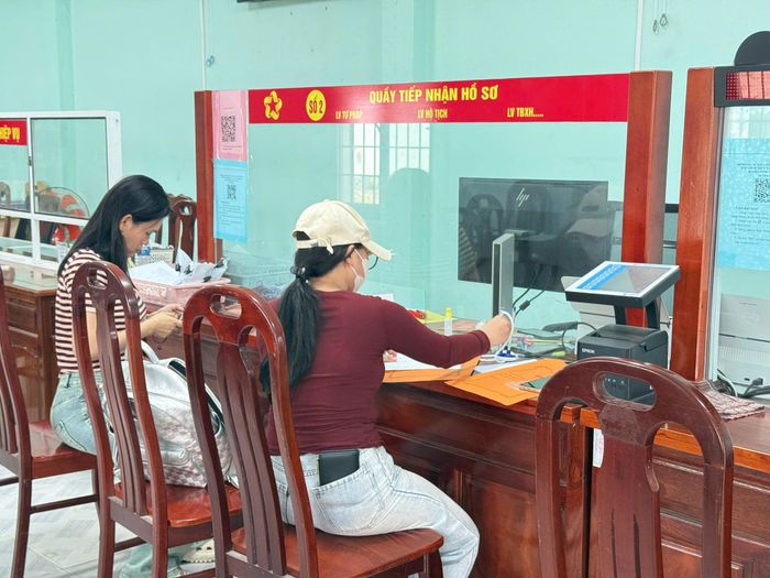 Người dân làm thủ tục hành chính
