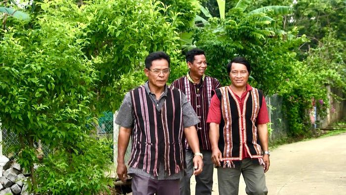 Già làng Huỳnh Văn Ru (bên phải) còn là hạt nhân đoàn kết trong cộng đồng