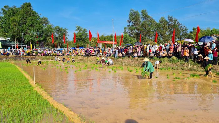 Lễ hội Lồng Tồng diễn ra nhiều hoạt động gắn kết cộng đồng, bà con