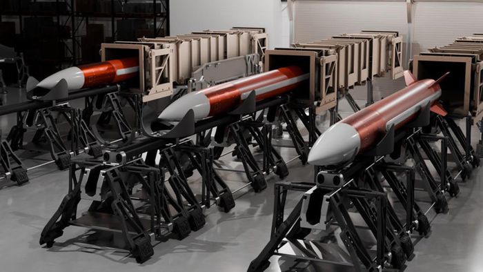 Guidance Enhanced Missile (GEM-T) là một trong các biến thể tên lửa của hệ thống Patriot, được trang bị cho cả quân đội Mỹ và khách hàng quốc tế. GEM-T được cải tiến để tăng khả năng đánh chặn tên lửa đạn đạo chiến thuật, tên lửa hành trình và máy bay đối phương, qua đó bổ sung năng lực cho tên lửa PAC-3. Ảnh: RTX.