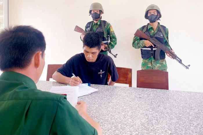 Đồn Biên phòng Thanh Hải lập biên bản để làm rõ hành vi tàng trữ ma túy của đối tượng Nguyễn Ngọc Sơn Văn (áo thun xanh đen, ngụ phường Phú Thủy)