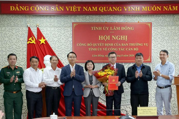 Tập thể Ban Thường vụ Đảng ủy xã D'ran tặng hoa chúc mừng đồng chí Nguyễn Văn Hữu