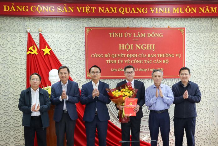 Tập thể lãnh đạo Ban Nội chính Tỉnh ủy tặng hoa chúc mừng đồng chí Nguyễn Văn Hữu