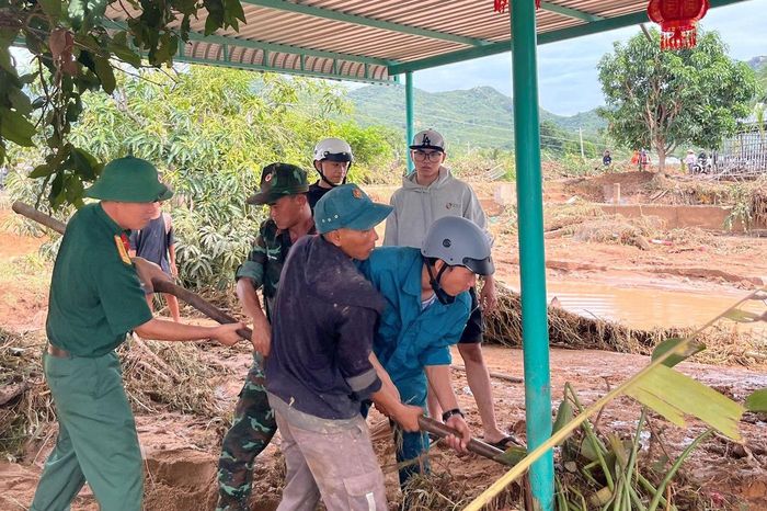 Lực lượng vũ trang tỉnh giúp dân khắc phục hậu quả mưa lũ ở xã Tuy Phong