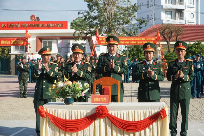 Các đơn vị lực lượng vũ trang tỉnh ký kết thi đua tại lễ ra quân huấn luyện năm 2026