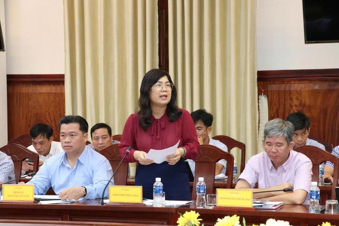 Chủ tịch UBND phường La Gi Đặng Thị Hồng Lâm báo cáo tại cuộc họp
