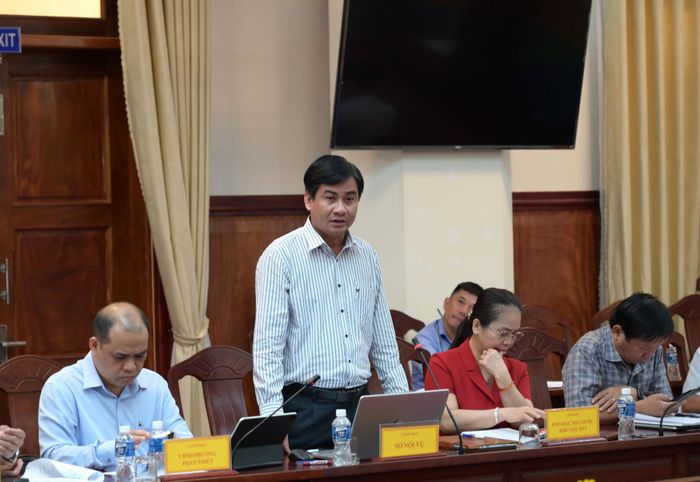 Ông Trần Hữu Tuấn, Phó Giám đốc Sở Nội vụ phát biểu tại cuộc họp