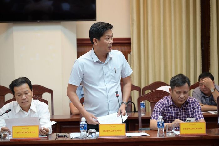 Ông Trần Anh Thịnh, Chủ tịch UBND xã Hải Ninh báo cáo tại cuộc họp