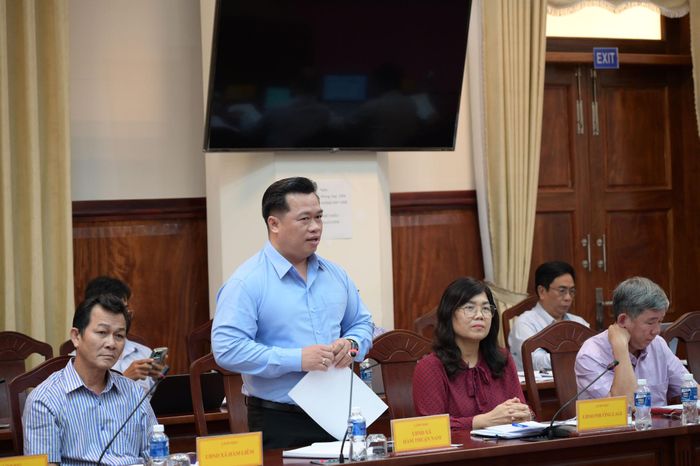 Chủ tịch UBND xã Hàm Thuận Nam Lê Thế Trung Kiên báo cáo tại cuộc họp