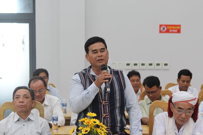 Đại biểu Lê Văn Đẻn, thôn Măng Tố, xã Bắc Ruộng nêu ý kiến tại hội nghị