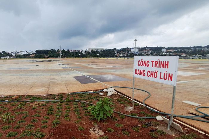 Theo UBND tỉnh Lâm Đồng, hiện tượng lún, nứt tập trung chủ yếu tại khu vực chuyển tiếp giữa hai dạng nền móng này