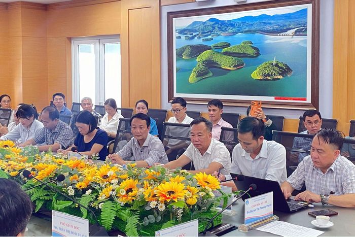 Các thành viên đoàn công tác Sở Y tế Lâm Đồng tham dự buổi làm việc