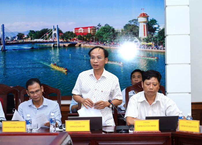 Chủ tịch UBND xã Sơn Mỹ Nguyễn Văn Ty báo cáo tại buổi làm việc