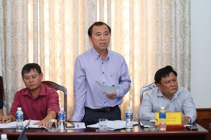 Giám đốc Ban QLDA đầu tư xây dựng khu vực Hàm Thuận Bắc Lê Minh Tiến báo cáo tại buổi làm việc