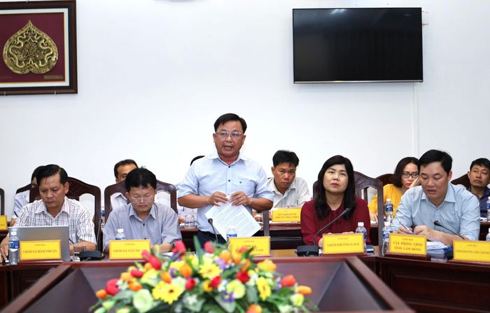 Phó Chủ tịch UBND xã Tân Thành Nguyễn Đình Hà báo cáo tại buổi làm việc
