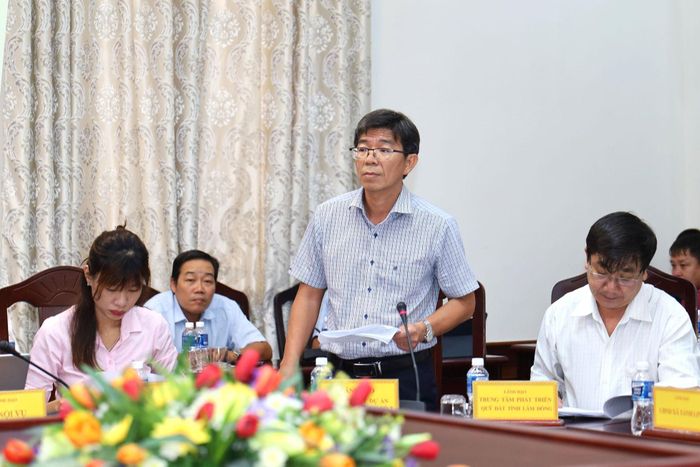 Giám đốc Ban QLDA đầu tư xây dựng số 2 Phan Thanh Hoàng báo cáo tại buổi làm việc