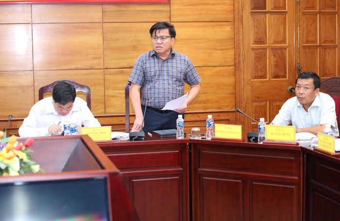 Chủ tịch UBND phường Bình Thuận Nguyễn Hữu Trung báo cáo tại buổi làm việc
