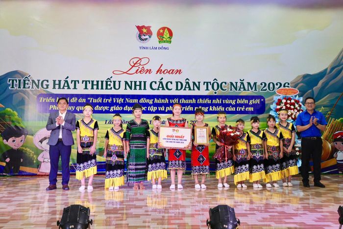 Ban Tổ chức trao giải cho các đội đạt thành tích xuất sắc tại liên hoan