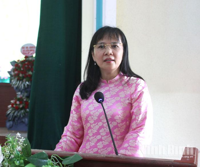 Đồng chí Phó Giám đốc Sở Giáo dục và Đào tạo Nguyễn Thị Minh Nguyệt phát biểu tại hội nghị.