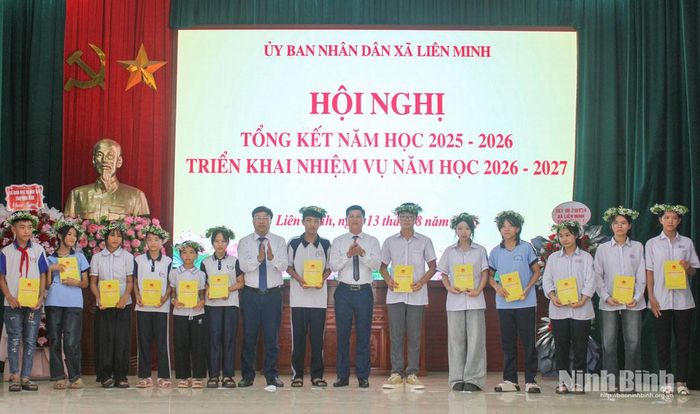 Lãnh đạo xã Liên Minh khen thưởng các học sinh có thành tích xuất sắc trong năm học 2025-2026.