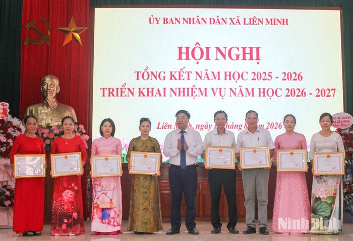 Lãnh đạo xã Liên Minh khen thưởng các cán bộ, giáo viên có thành tích xuất sắc trong năm học 2025-2026.