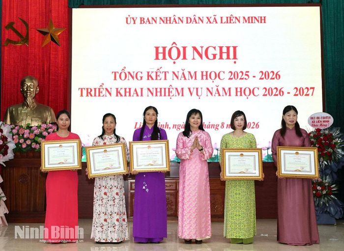 Lãnh đạo Sở Giáo dục và Đào tạo trao danh hiệu “Tập thể lao động xuất sắc”; Bằng khen của Chủ tịch UBND tỉnh cho các tập thể, cá nhân.
