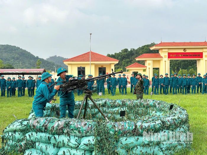 Lực lượng Dân quân phòng không luyện tập thành thục kỹ năng thao tác, làm chủ vũ khí trang bị trong biên chế.