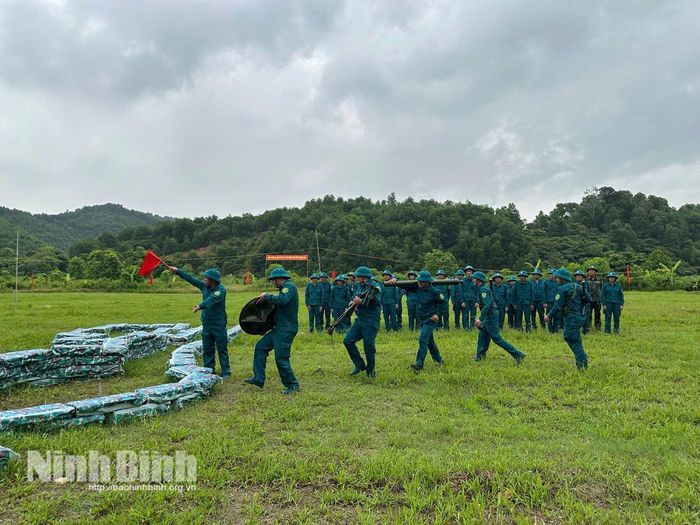 Chiến sĩ Dân quân binh chủng thực hành cơ động, chiếm lĩnh trận địa và triển khai khí tài bảo đảm đáp ứng yêu cầu sẵn sàng chiến đấu.