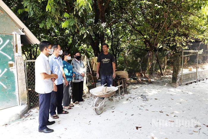 Đoàn công tác của Sở Nông nghiệp và Môi trường kiểm tra công tác phòng, chống bệnh dịch tả lợn châu Phi tại gia đình anh Đinh Văn Hạnh, thôn Lạc Hồng.