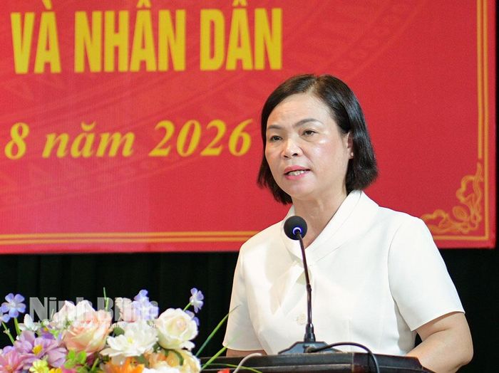 Đồng chí Bùi Thị Lan Oanh, Bí thư Đảng ủy, Chủ tịch HĐND xã Khánh Thiện phát biểu tại hội nghị đối thoại.