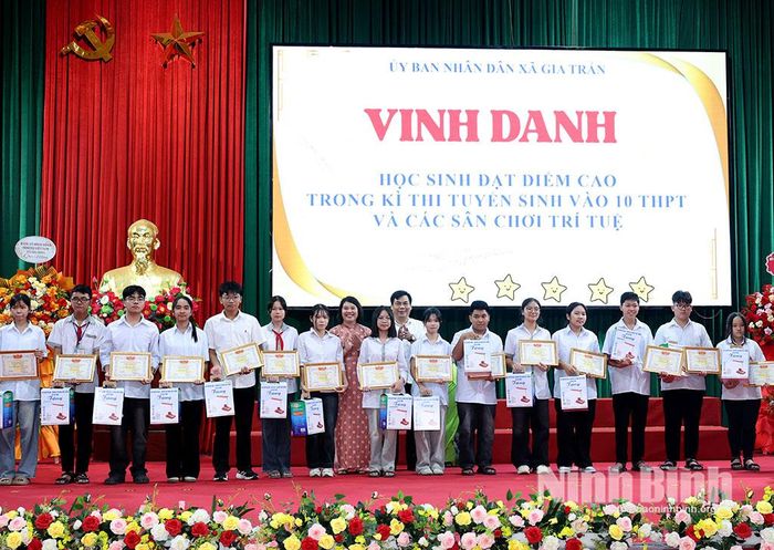 Lãnh đạo xã Gia Trấn trao thưởng cho các học sinh đạt thành tích cao trong năm học 2025-2026.