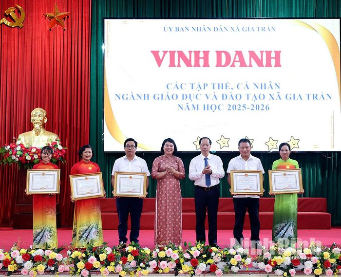 Lãnh đạo Sở Giáo dục và Đào tạo trao danh hiệu Tập thể lao động xuất sắc, Bằng khen của UBND tỉnh cho các tập thể, cá nhân có thành tích xuất sắc trong công tác giáo dục và đào tạo năm học 2025 - 2026.