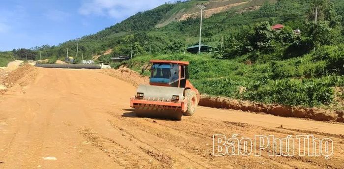 Nhà thầu huy động máy móc, thiết bị, tranh thủ mặt bằng được bàn giao, đẩy nhanh thi công nền đường.