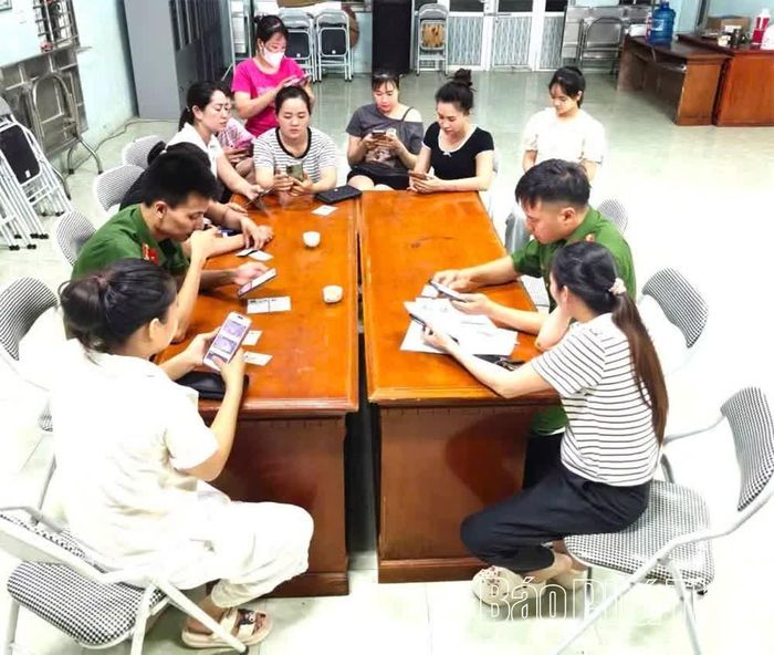 Lực lượng Công an xã hướng dẫn người dân kích hoạt tài khoản VNeID trong chương trình “Mùa hè số”.