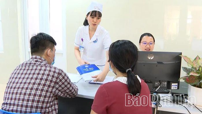 Bác sĩ tại Trung tâm Hỗ trợ sinh sản - Bệnh viện Sản Nhi Vĩnh Phúc tư vấn, hướng dẫn cho các cặp vợ chồng hiếm muộn.