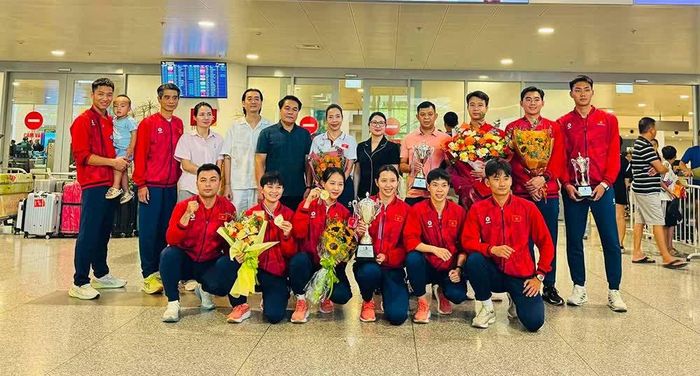 Lãnh đạo Trung tâm Huấn luyện và Thi đấu thể thao Hà Nội và các VĐV Hà Nội tại sân bay quốc tế Nội Bài, ngày 12-8. Ảnh: Cầu mây Việt Nam