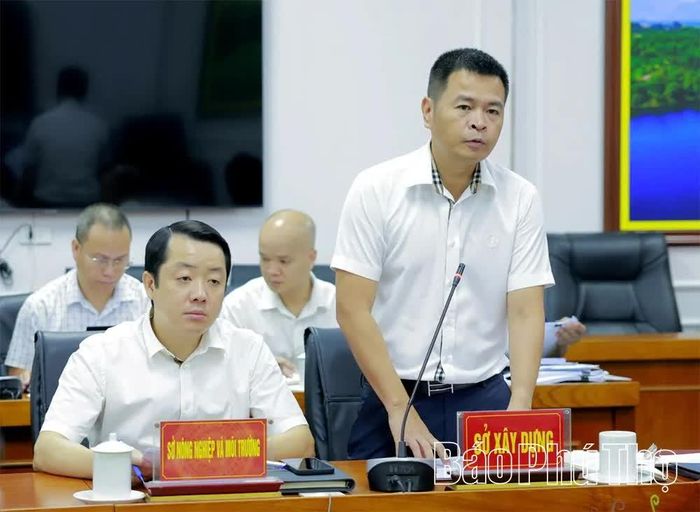 Lãnh đạo Sở Xây dựng báo cáo nội dung các dự thảo quyết định.