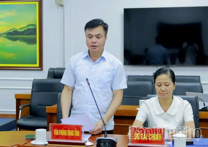 Lãnh đạo Văn phòng UBND tỉnh phát biểu tại hội nghị.